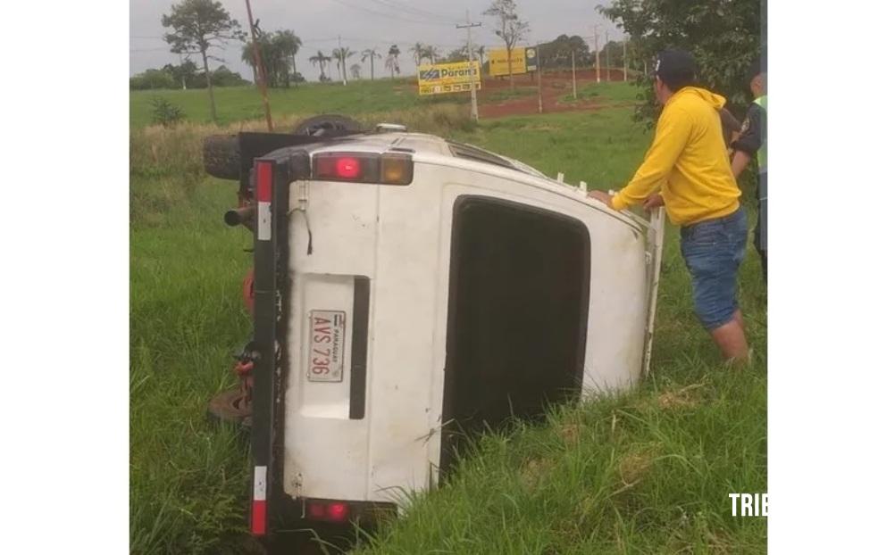 Furgão tomba com dois ocupantes em Minga Guazú