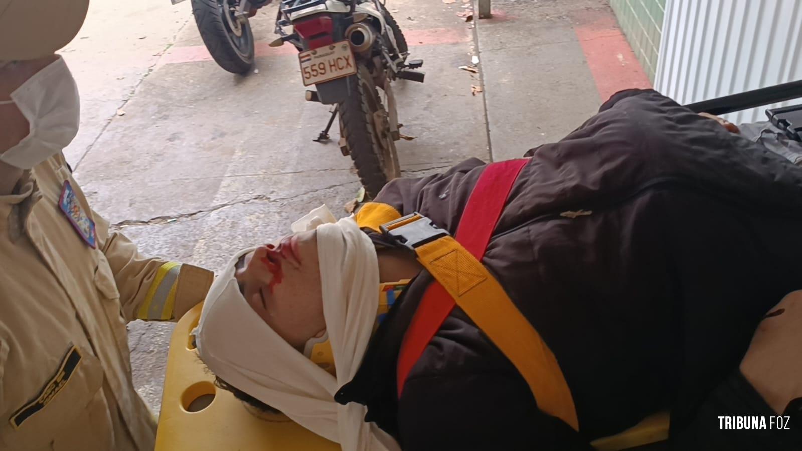 Motociclista colide contra semáforo e é encaminhado pelo Siate para o Hospital Municipal