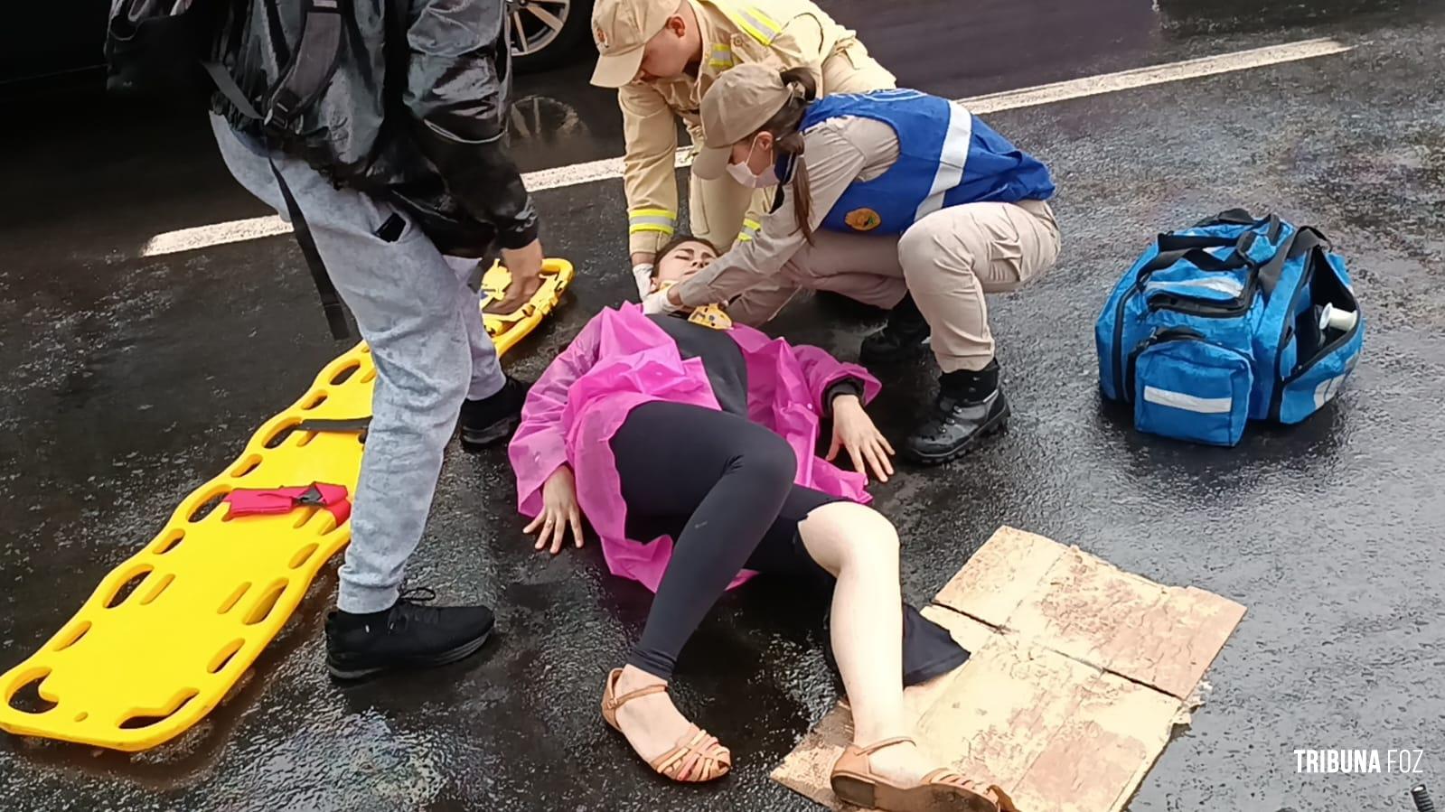 Motociclista e passageira são socorridos pelo Siate após queda na Av. das Cataratas