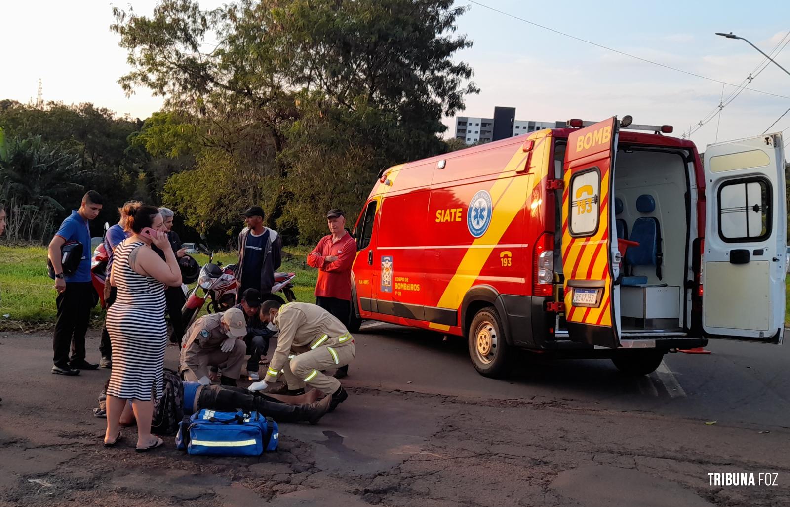 Motociclista é socorrido pelo Siate após colidir com caminhão no Campos do Iguaçu