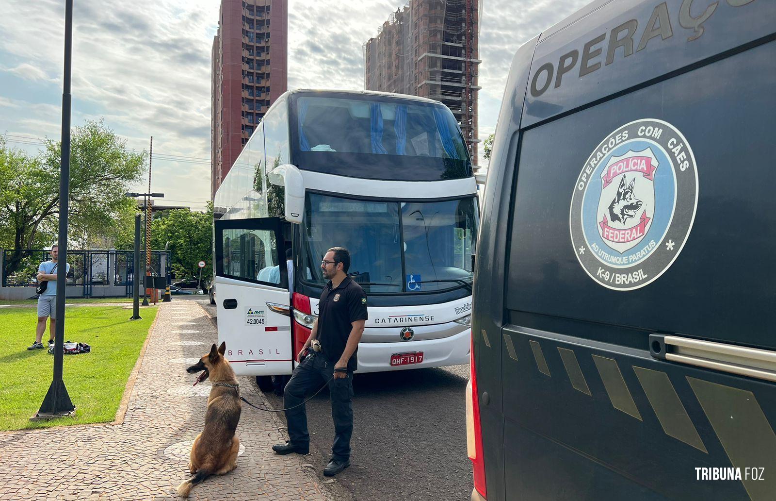 PF apreende drogas, armas e produtos contrabandeados em ônibus intermunicipal em Foz do Iguaçu