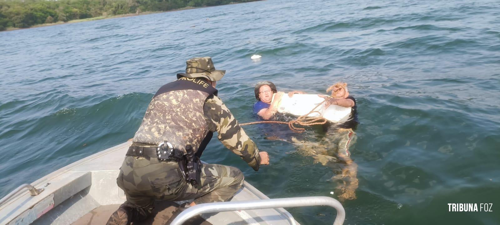 PM resgate quatro pessoas que estavam à deriva no Lago de Itaipu após naufrágio de embarcação