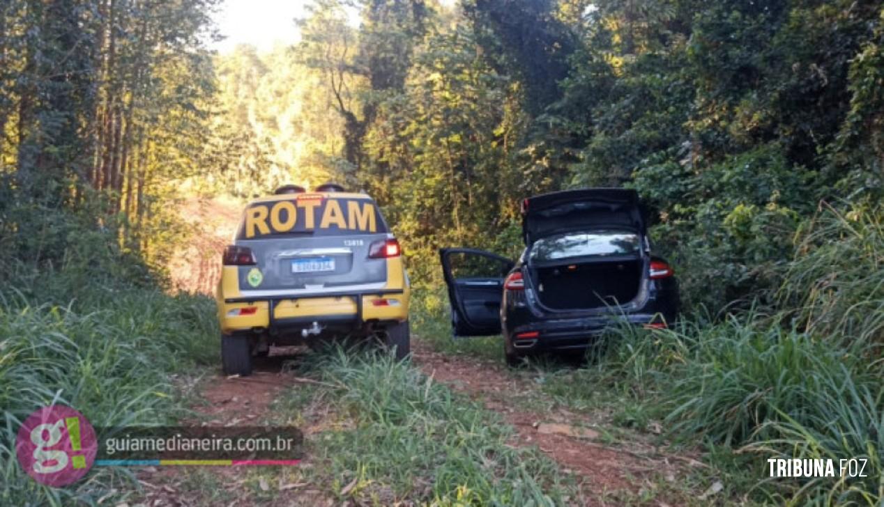 ROTAM localiza veículo roubado escondido em área de mata em Medianeira