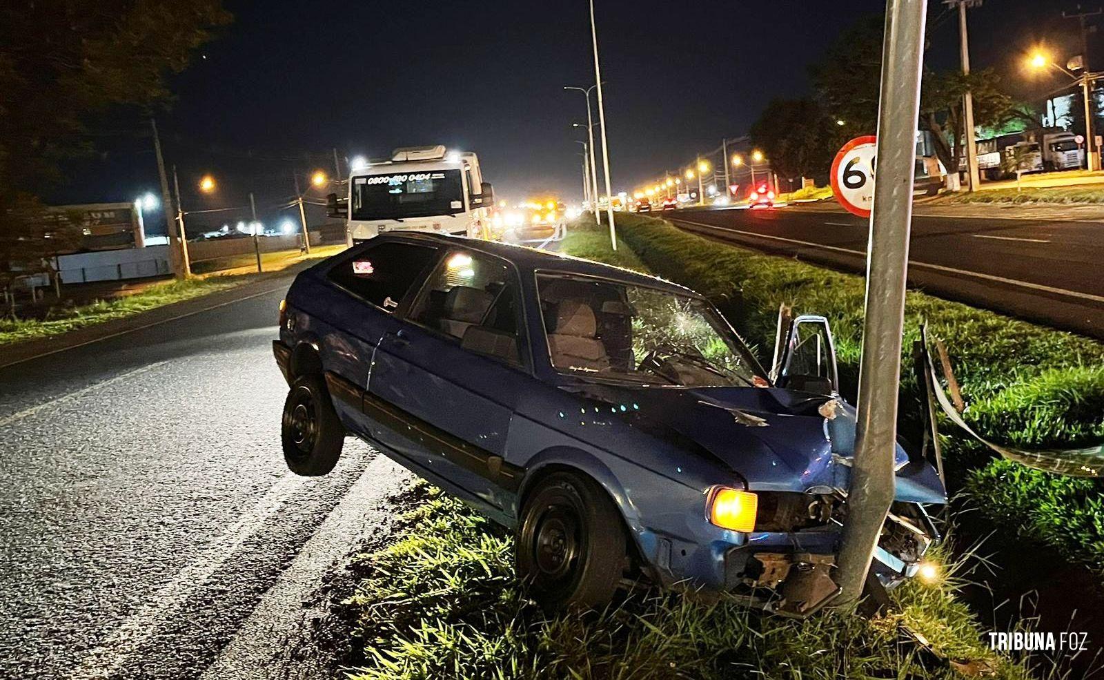 Siate socorre condutor após colidir veículo contra poste de iluminação na BR-277