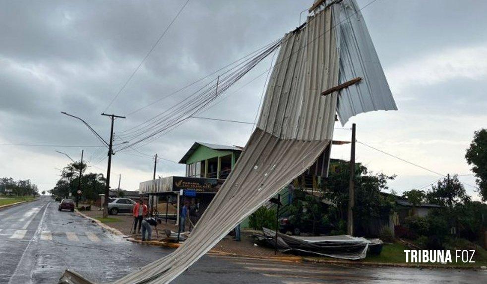 Temporal em Santa Helena: Telhados arrancados e jogados sobre a rede elétrica, postes e árvores derrubados