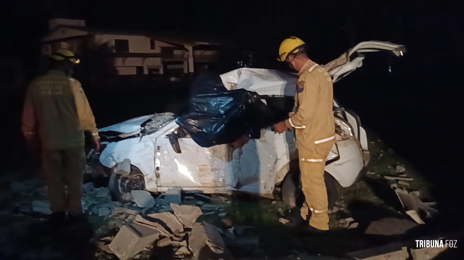 Condutor morre e passageira fica ferida após veículo colidir contra um muro no Bairro Portal da Foz