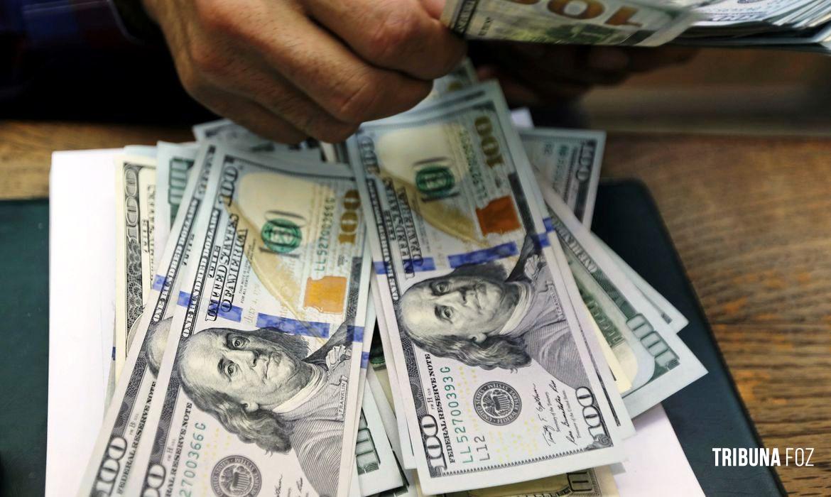 Dólar cai para R$ 5,01 com alívio nos Estados Unidos