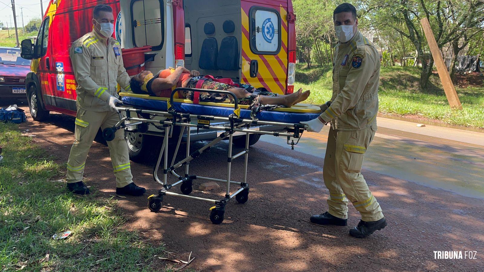 Motociclista é socorrida pelo Siate após queda de moto no Bairro Três Lagoas