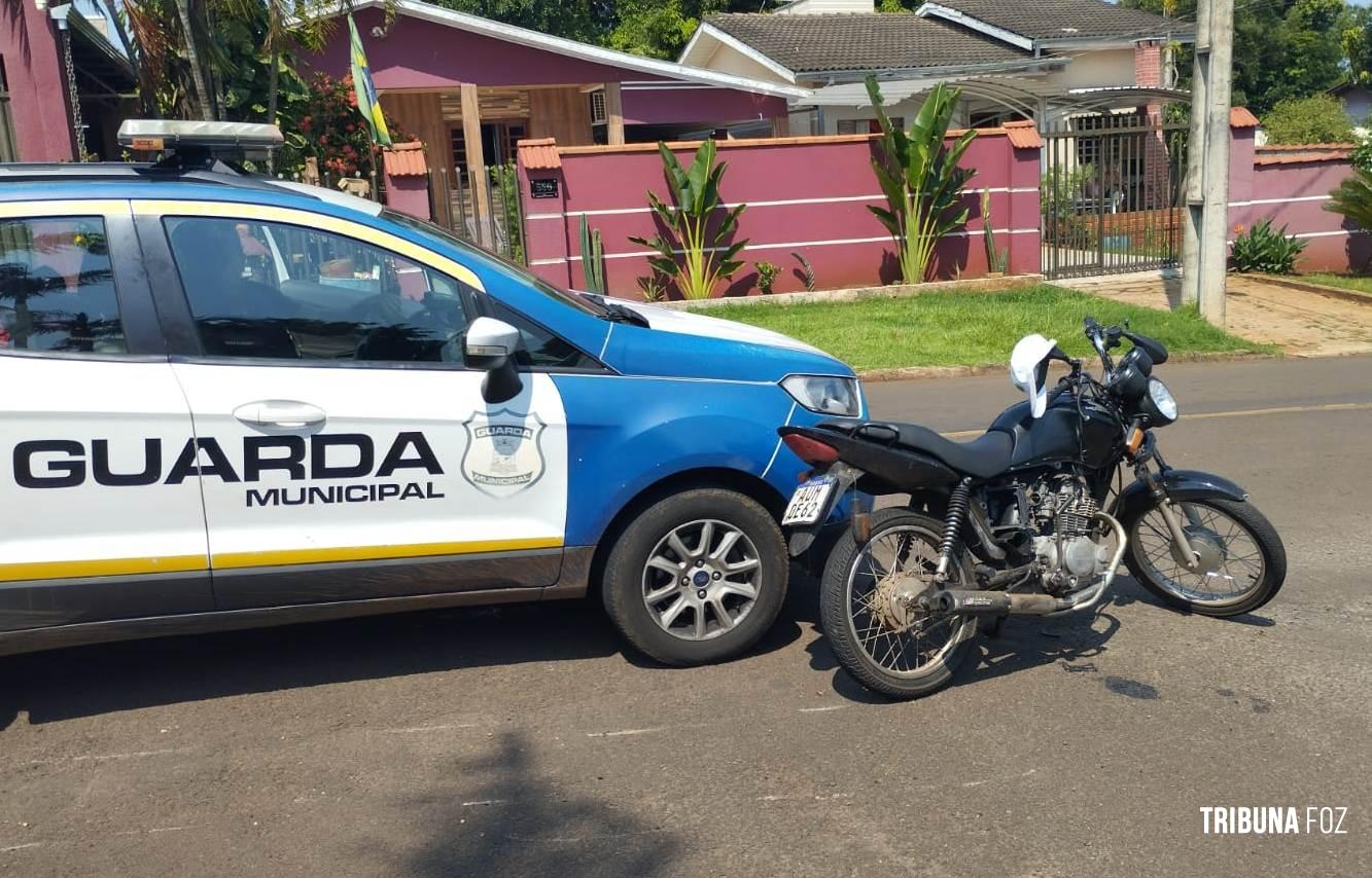 Motociclista empina moto, foge, é perseguido e preso pela Guarda Municipal