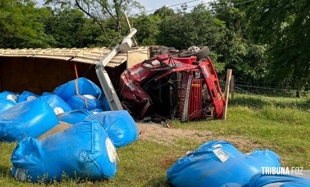 Motorista fica ferido após caminhão carregado com adubo tombar e atingir poste em Santa Helena