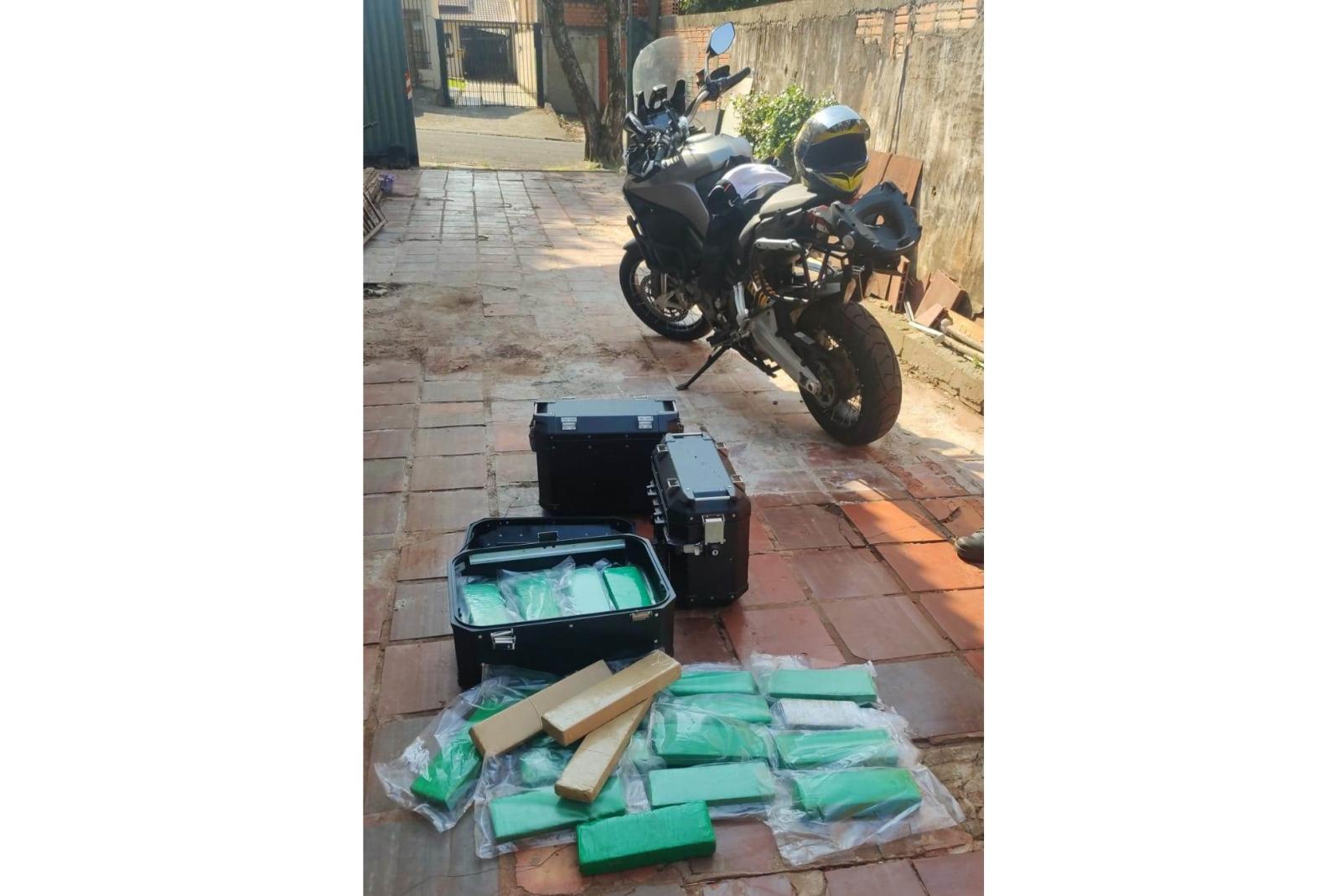 Policia Civil prende casal com moto roubada e 60 tabletes de maconha na Vila Yolanda