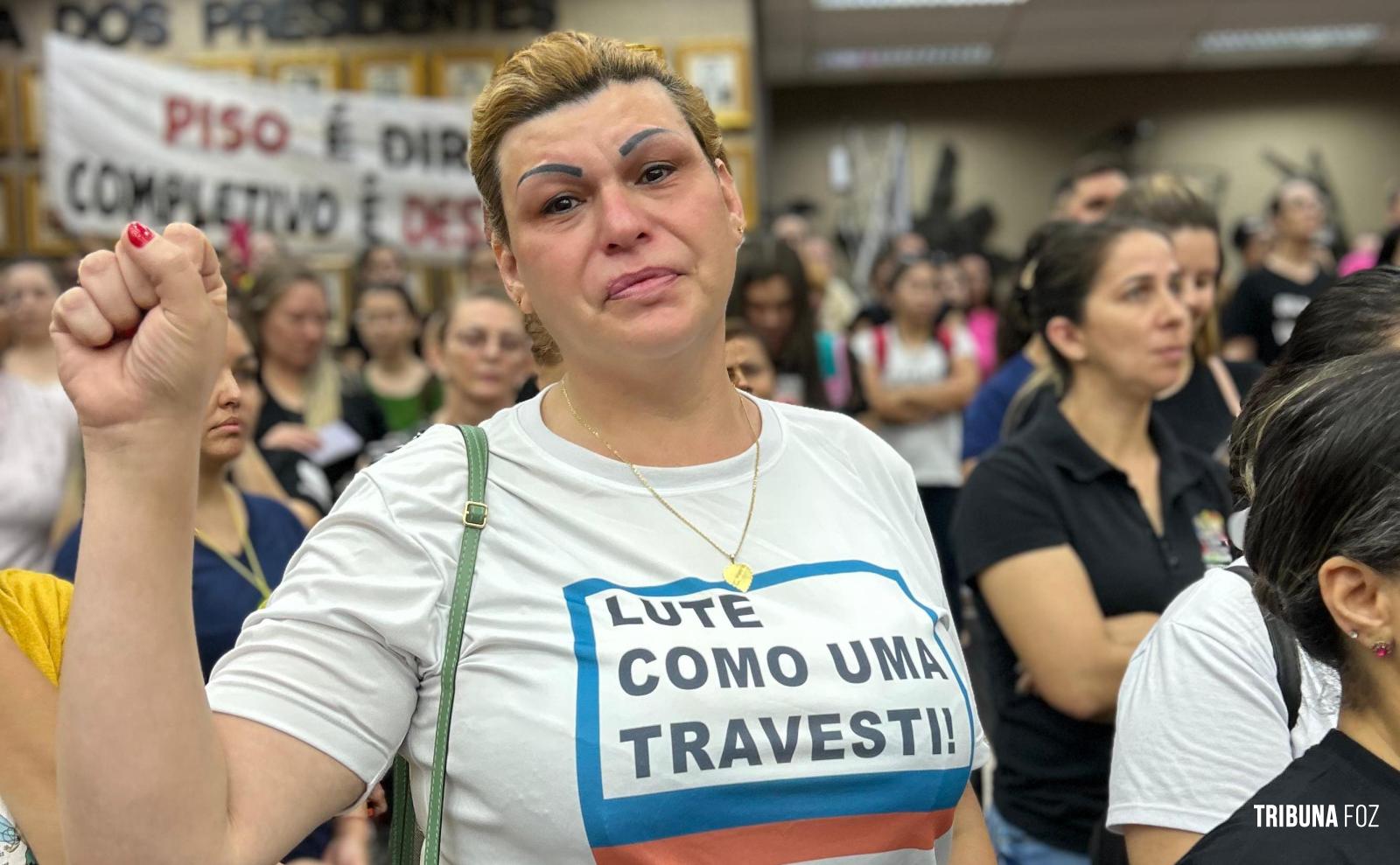 Professora diz que Chico não levanta a bunda da cadeira para ajudar a educação