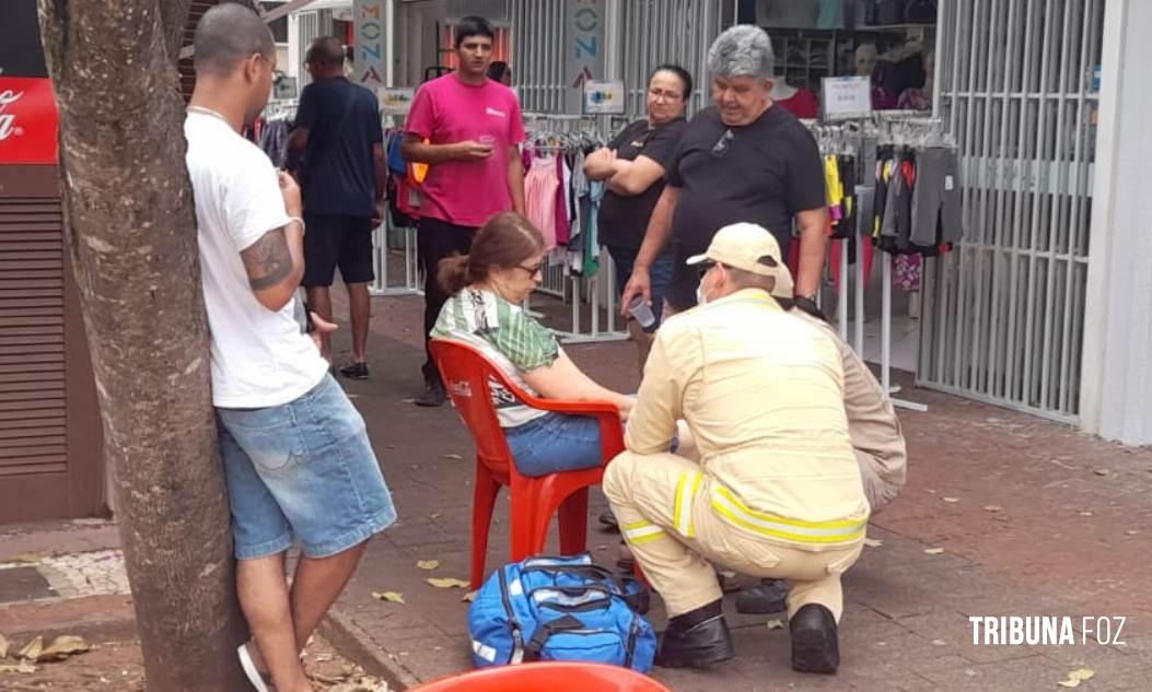 Siate socorre idosa após queda no centro de Foz do Iguaçu