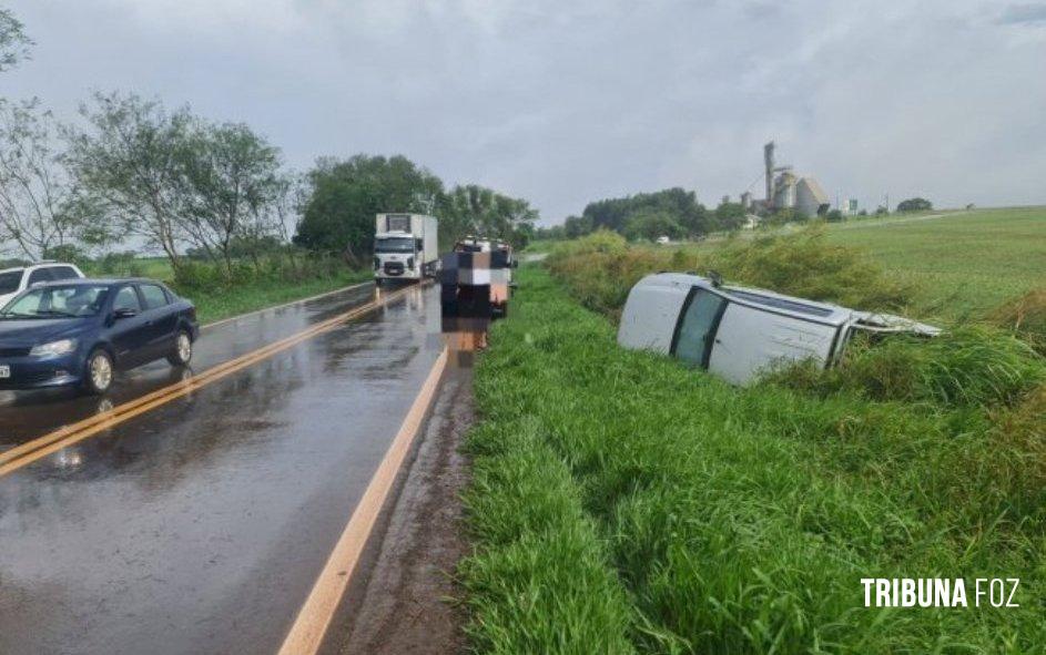 Veículo tomba após acidente com ferido na PR-495 em Medianeira