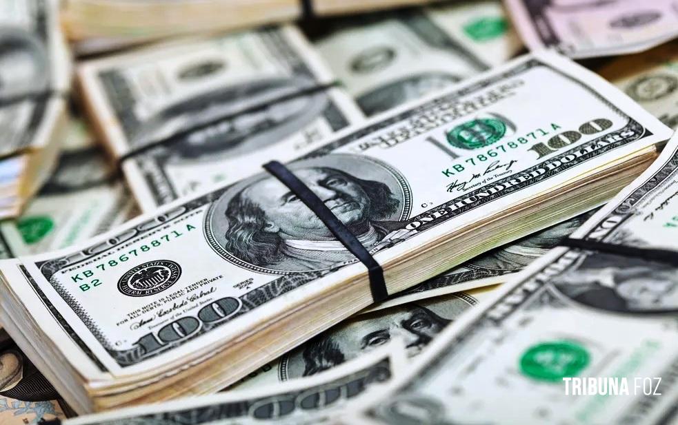 Dólar fecha a R$ 4,90 e Ibovespa sobe 1,70% antes do Copom