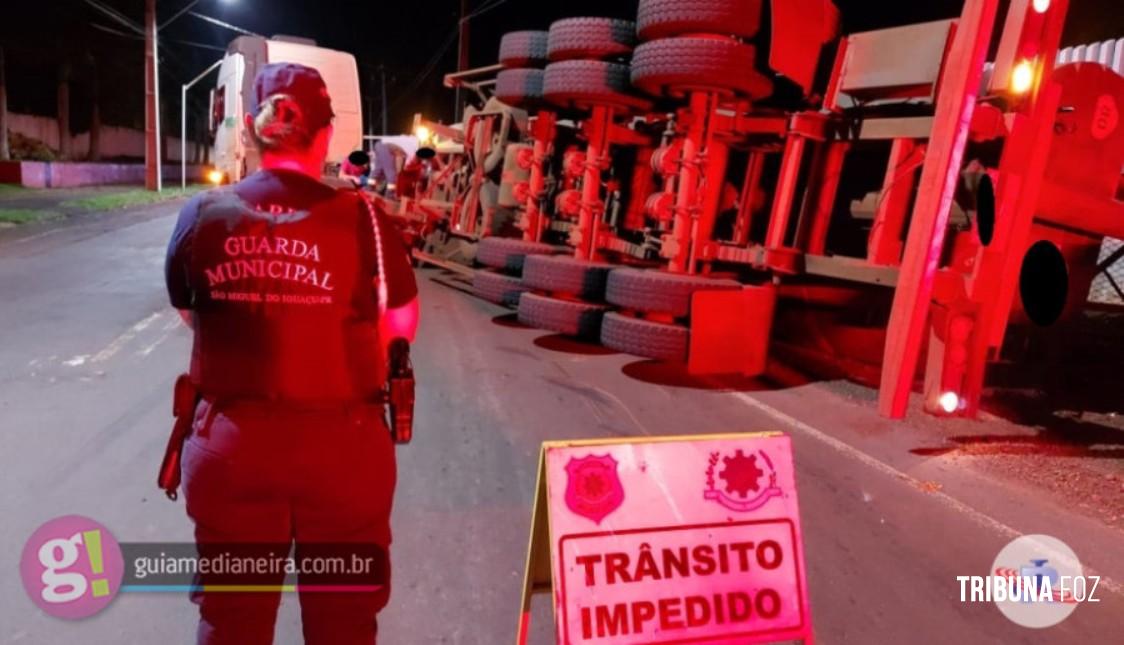 Carreta tomba no perímetro urbano de São Miguel do Iguaçu