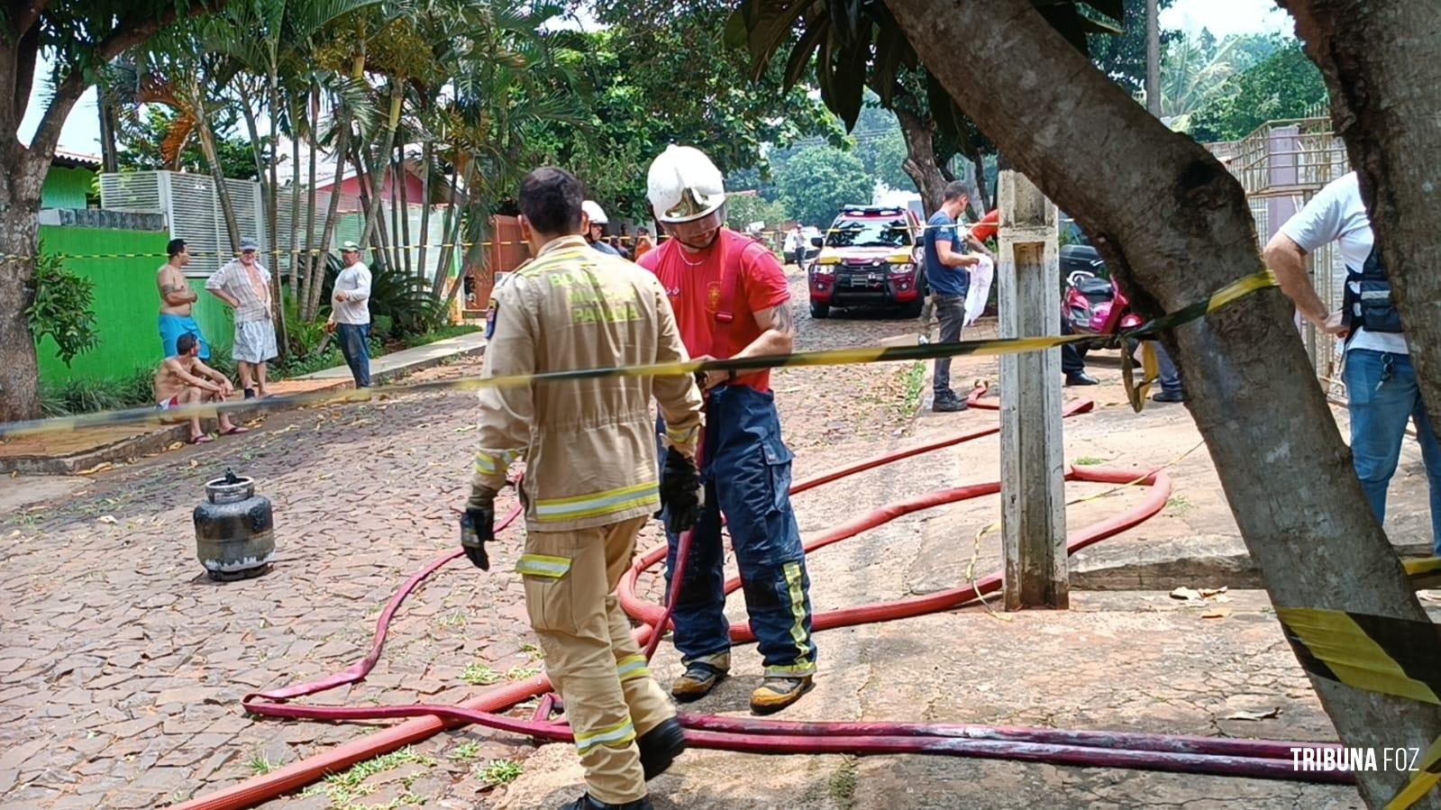 Casa é destruída pelo fogo no Jardim Vitória