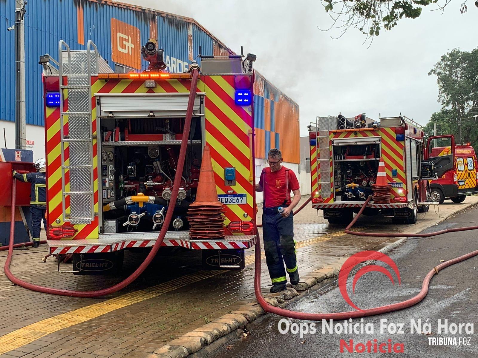 Corpo de Bombeiros combatem incêndio em barracão no Jardim Belvedere 