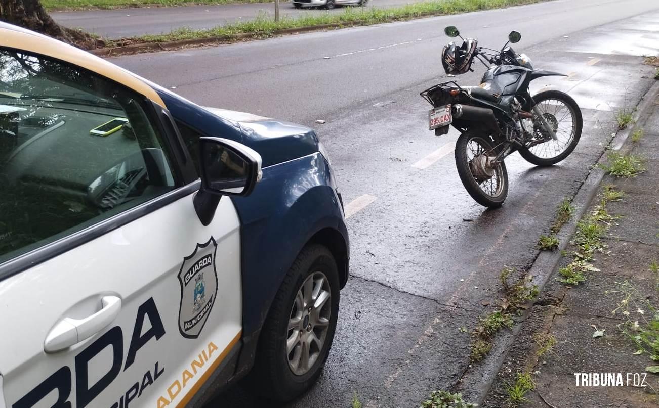 Guarda Municipal apreende maconha com motociclista que pilotava moto furtada