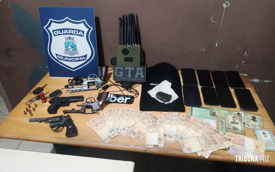 Guarda Municipal recupera veículo roubado e detém cinco pessoas com armas na Vila C 