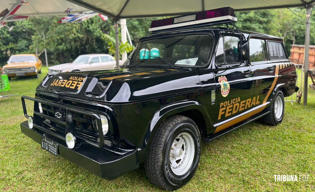 Policia Federal marca presença em exposição de carros antigos em Santa Terezinha de Itaipu