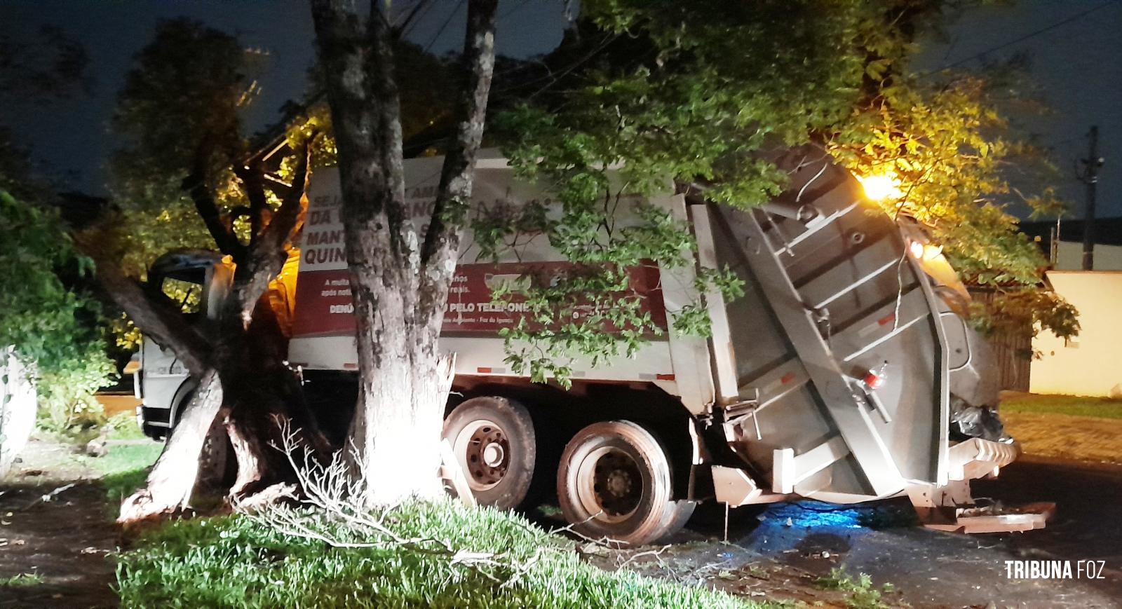 Siate socorre lixeiro após caminhão de lixo colidir contra uma árvore na Vila Yolanda