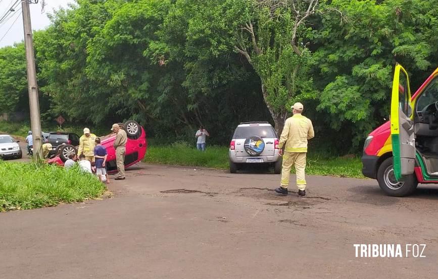 Veiculo capota após colisão na Rua Edmundo de Barros