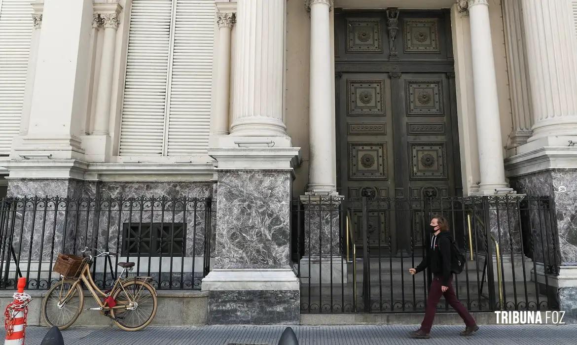 Argentinos manifestam preocupação com ajuste fiscal do governo