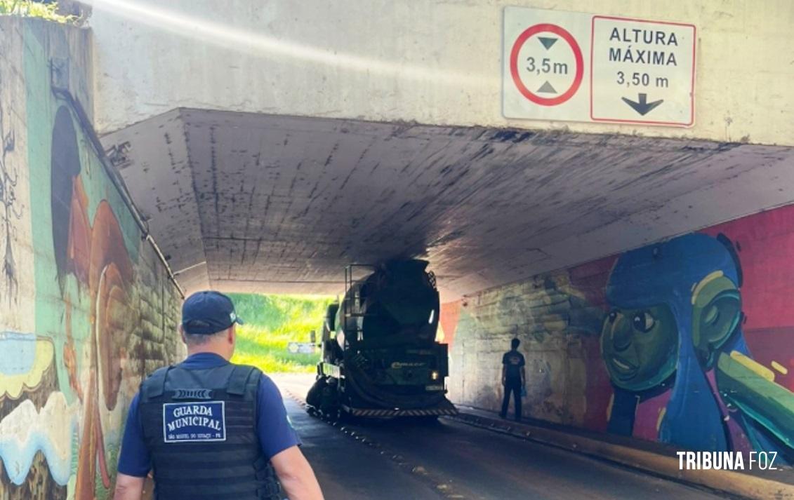 Caminhão Betoneira entala no túnel da praça central em São Miguel do Iguaçu