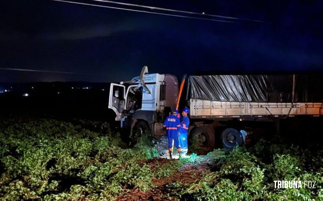 Caminhão bitrem invade lavoura de soja e atinge poste de energia na PR-495 em Santa Helena