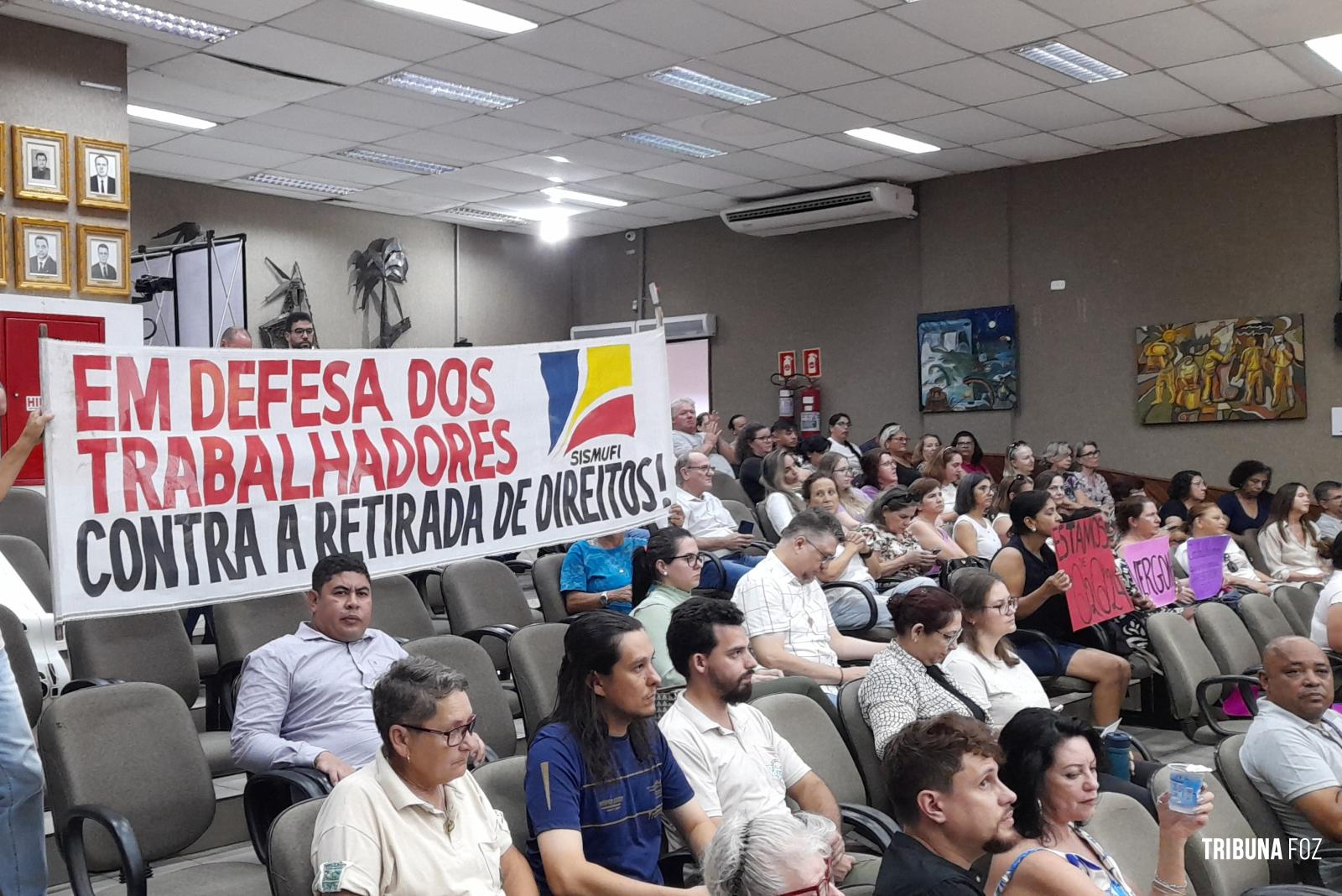 Com plenário lotado, servidores protestam contra perda de direitos dos aposentados