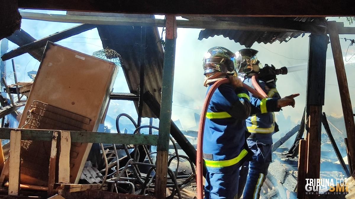 Incêndio destrói residência em São Miguel do Iguaçu