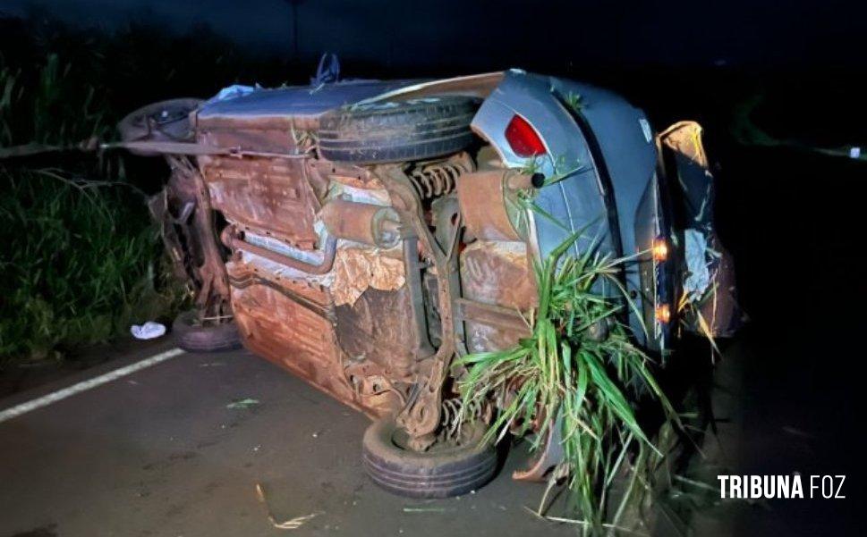 Motorista capota após colidir em barranco na PR-495 em Santa Helena