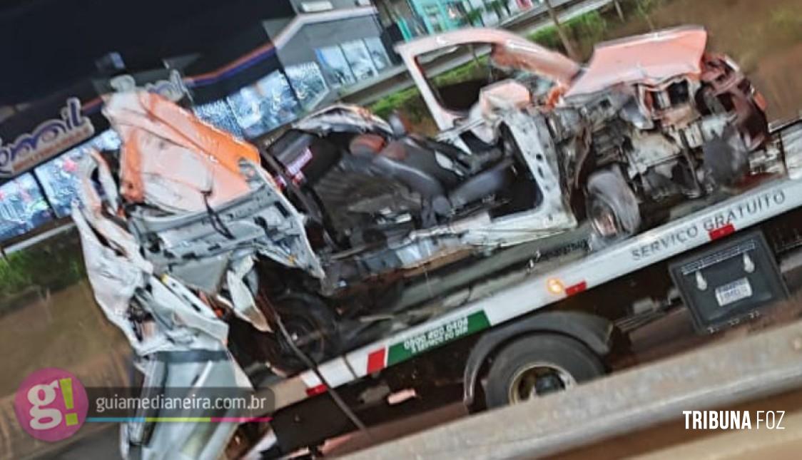 Veículo fica destruído após colidir na traseira de caminhão na BR 277 em Medianeira