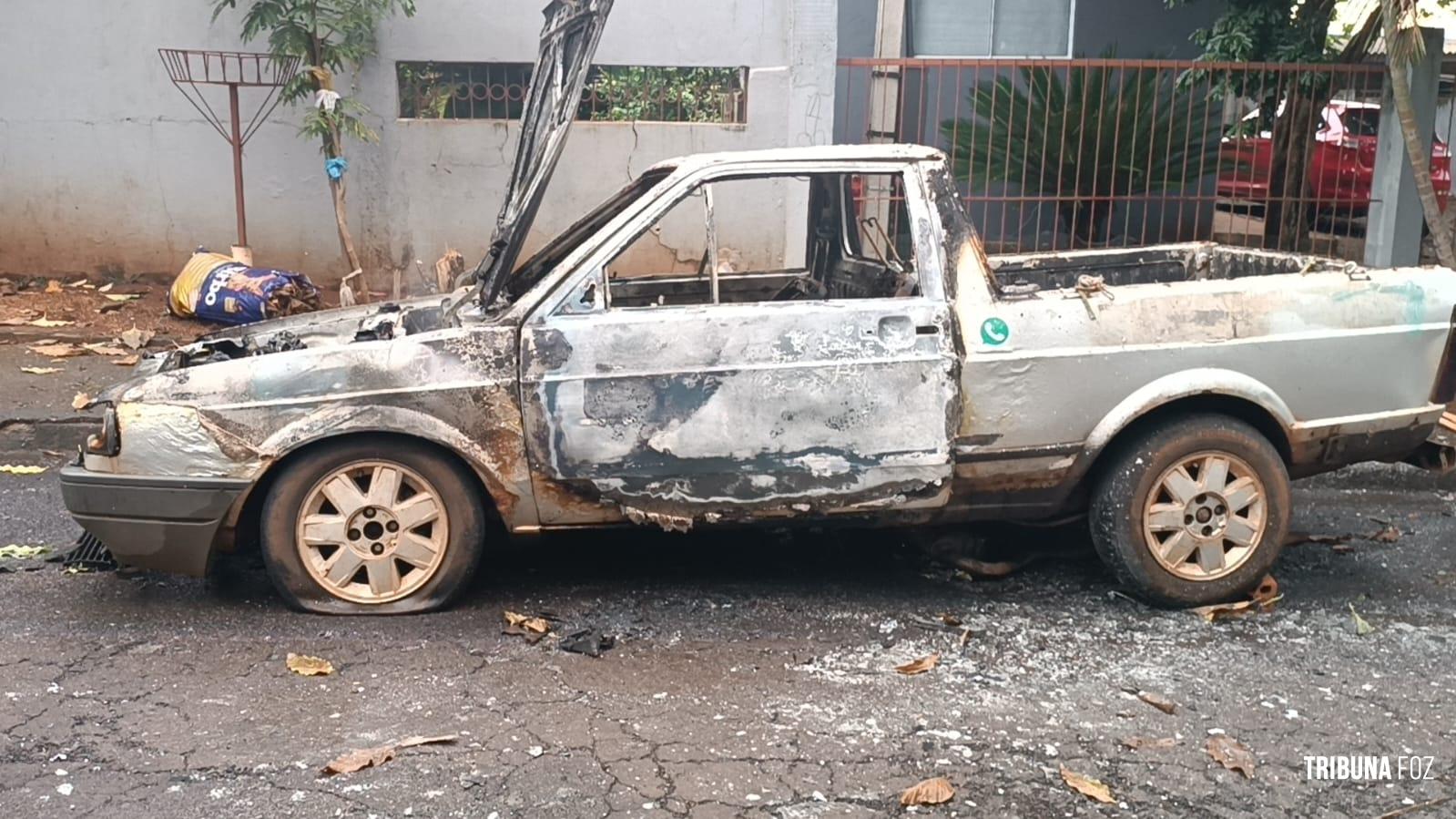 Veiculo fica destruído após incêndio no Bairro Campos do Iguaçu