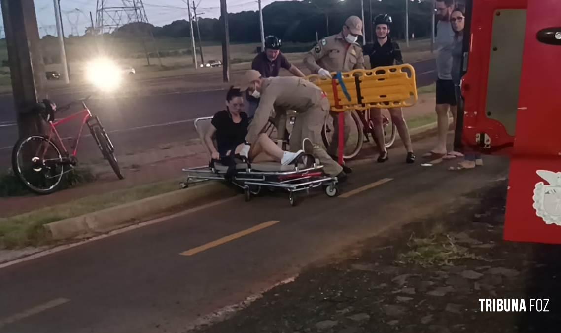 Ciclista é socorrida pelo Siate após queda no final da Av. Tancredo Neves