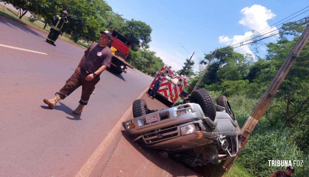 Condutor sofre lesões após capotar caminhonete em Hernandárias, no Paraguai