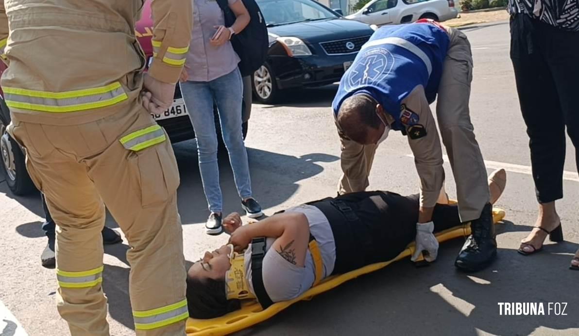 Motociclista é socorrida pelo Siate após colisão na Av. Felipe Wandscheer