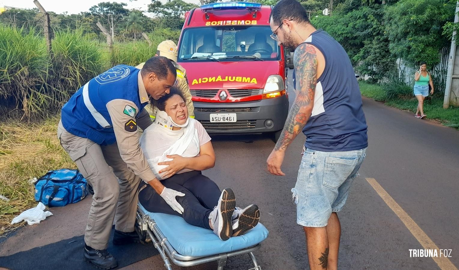 Motociclista é socorrida pelo Siate após colisão próximo ao Horto Municipal Motociclista é socorrida pelo Siate após colisão próximo ao Horto Municipal