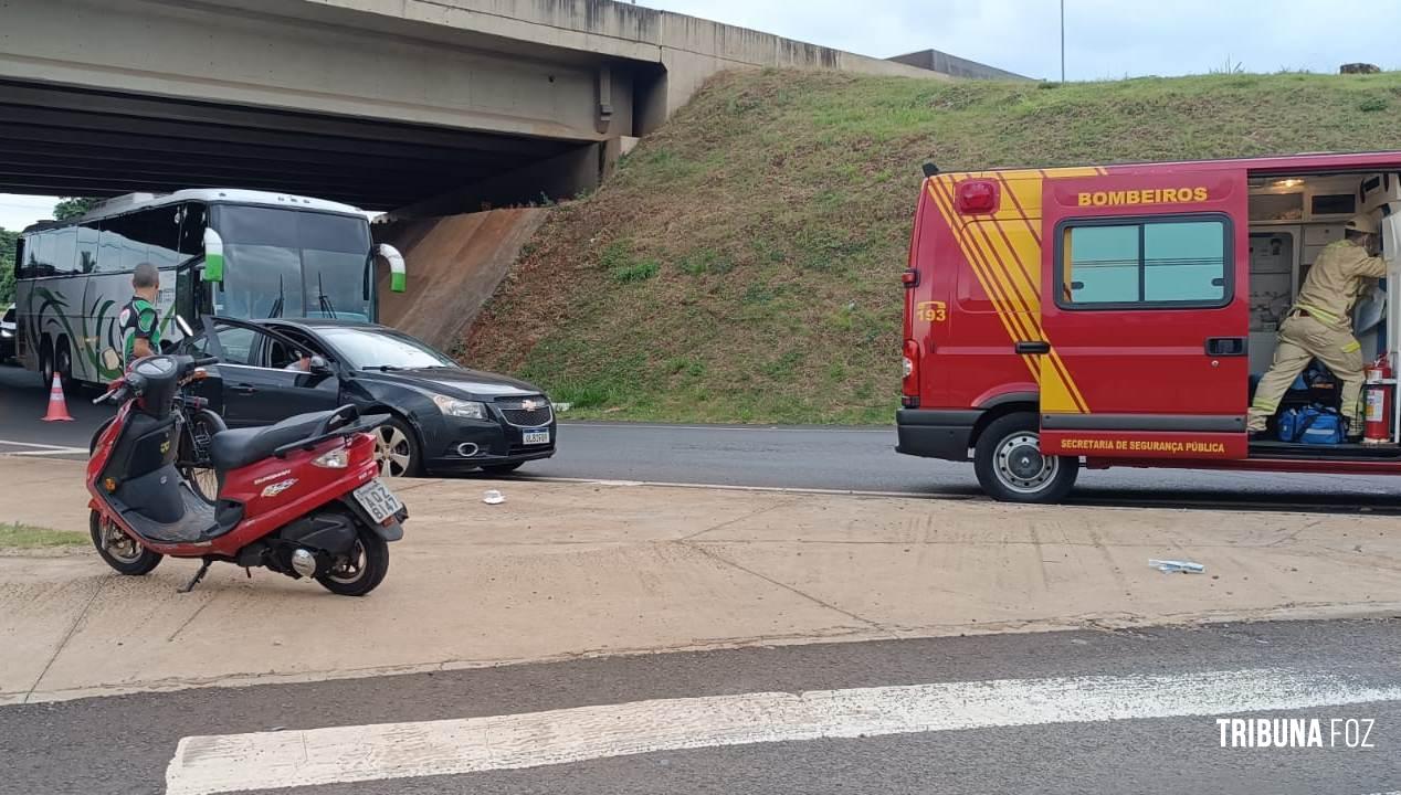 Motociclista é socorrido pelo Siate após queda debaixo do viaduto