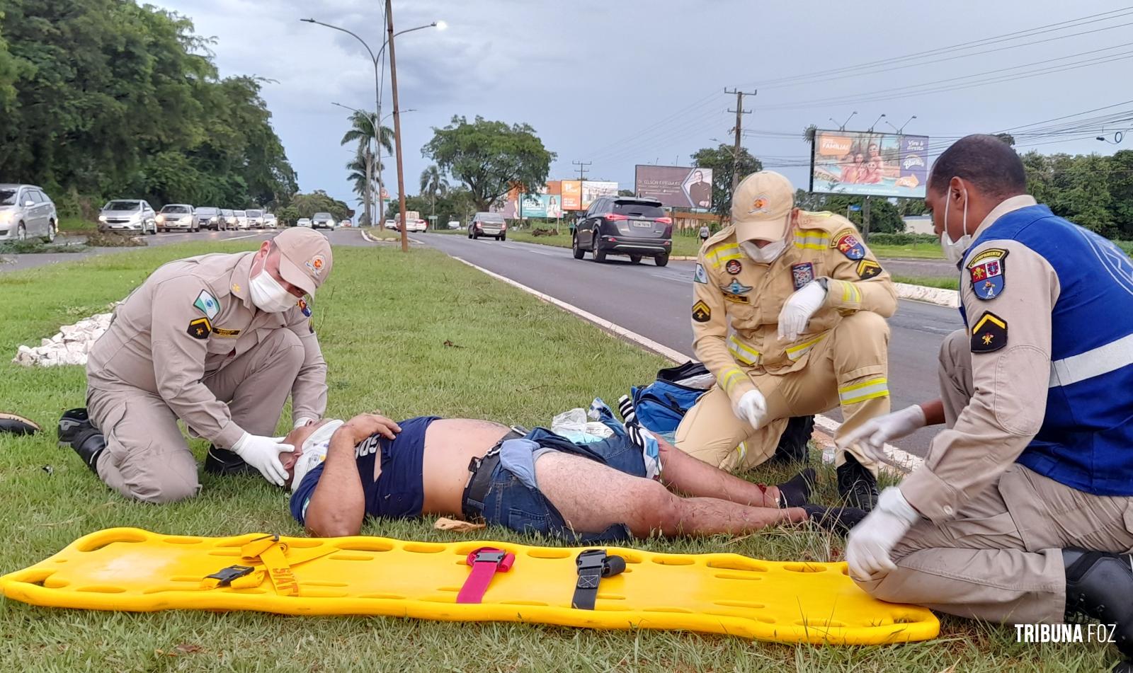 Motociclista fica gravemente ferido após colisão na Av. das Cataratas