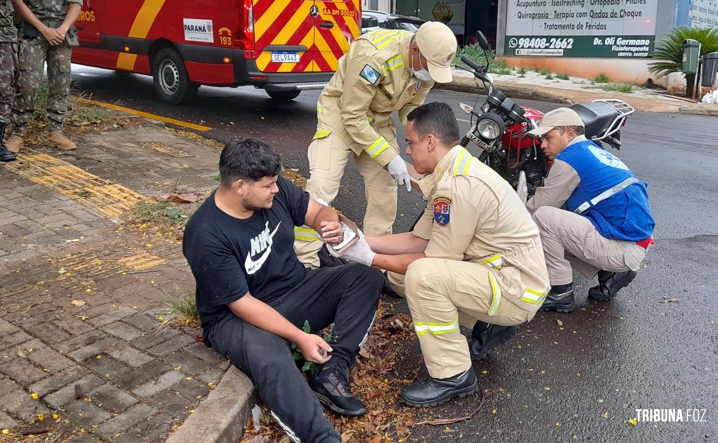 Motociclista paraguaio é socorrido pelo Siate após colidir contra uma viatura do Exercito Brasileiro