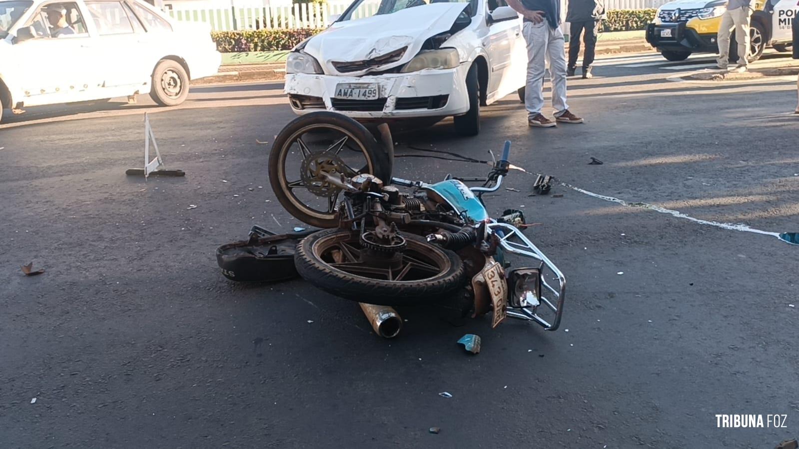 Motociclista paraguaio é socorrido pelo Siate após colisão no centro de Foz do Iguaçu