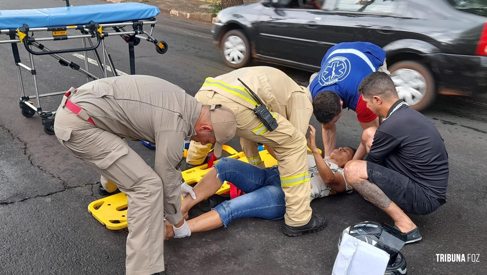 Passageira é socorrida pelo Siate após queda de moto na Av. Jorge Schimmelpfeng