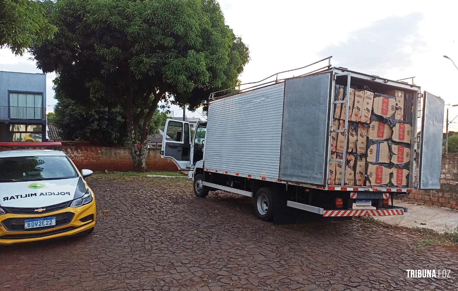 Policia Militar apreende caminhão carregado com 300 caixas de cigarro em Medianeira