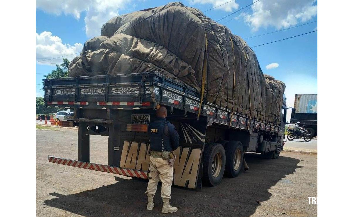 PRF flagra caminhão com arqueamento da altura de um homem em Santa Terezinha de Itaipu