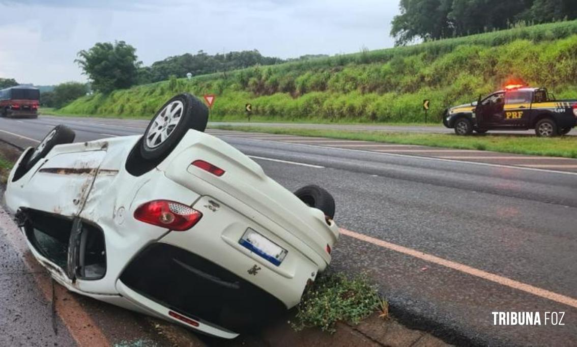 Veículo capota na BR 277 entre Medianeira e Matelândia e deixa condutor ferido