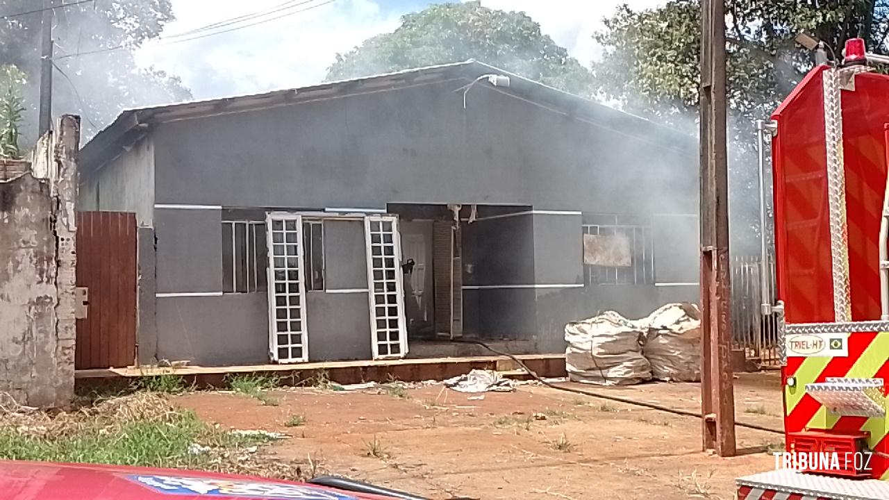 Bombeiros intervém em incêndio a residência nas proximidades das unidades prisionais de Foz