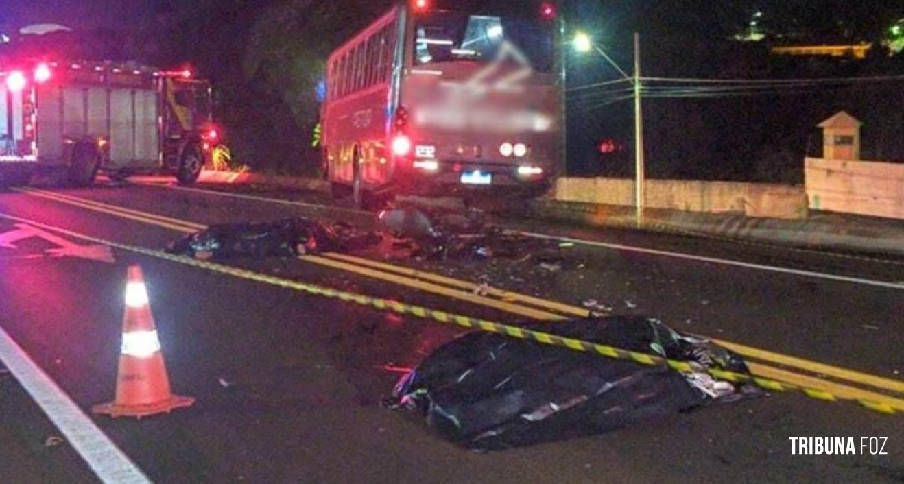 Casal de iguaçuenses que morreram após bater a moto de frente com um ônibus em Cascavel são sepultados 