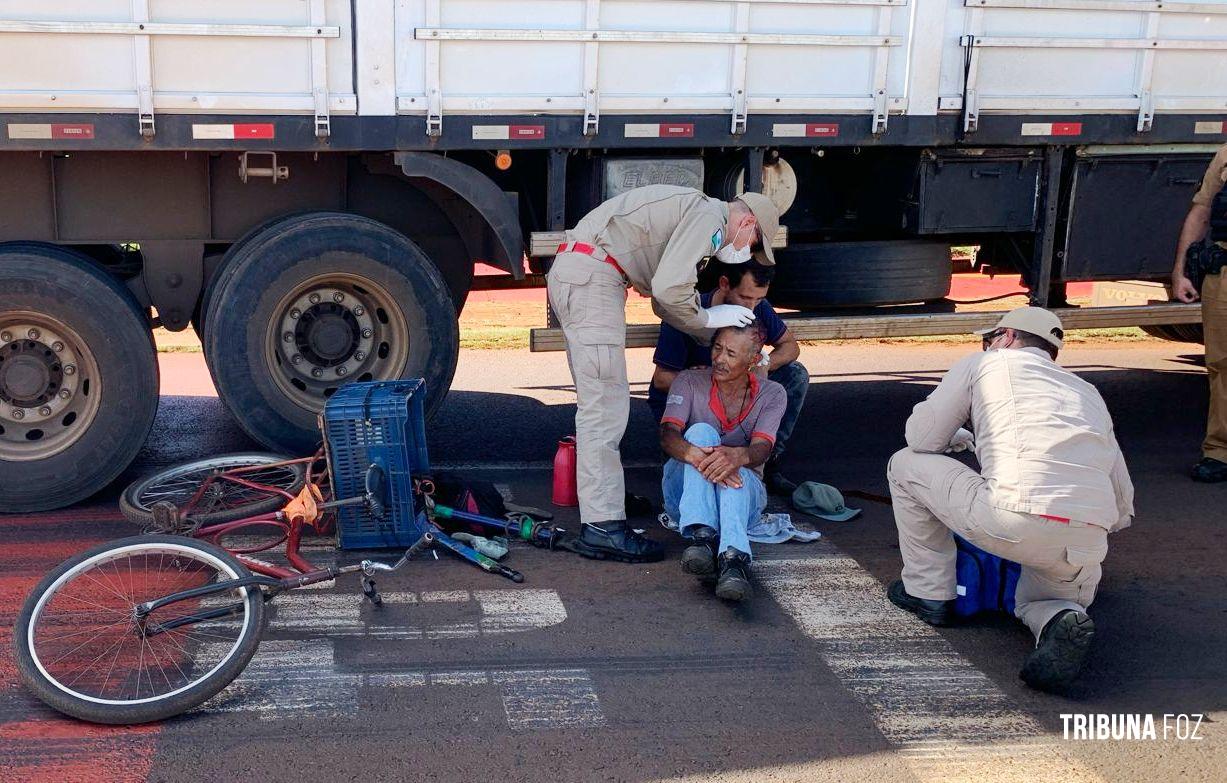 Idoso de bicicleta é socorrido pelo Siate após ser abalroado por uma carreta na marginal da BR-277